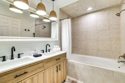 🛁 Luxurious ground-floor ensuite featuring a relaxing soaking tub— unwind after a day outdoors.
