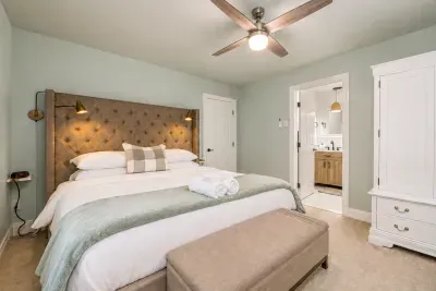 Rest on your plush bench and get dressed after a hot shower.
