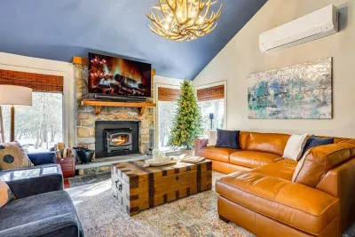 Pocono Pines vacation rental near Lake Naomi with cozy living room, fireplace, and open seating for families