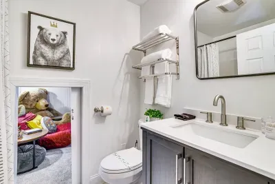 Pocono Pines vacation rental near Lake Naomi with second floor hallway full bathroom