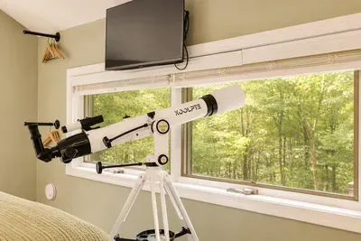 A telescope by the window
invites stargazing and
quiet woodland watching.