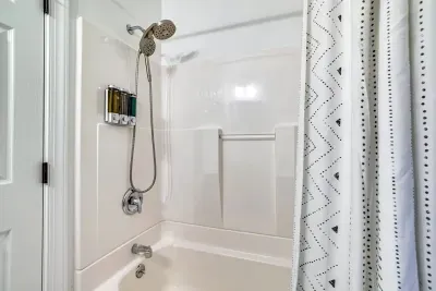 🚿 Convenient second-floor hallway bathroom, thoughtfully designed for shared use.