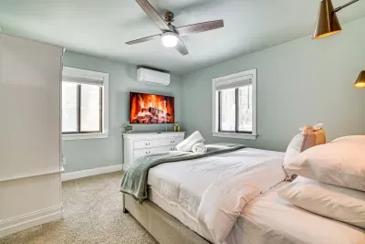 Pocono Pines vacation rental near Lake Naomi with king bedroom and cozy seating area