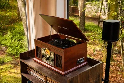 Drop the needle and let the
record player set an easy
cabin mood.