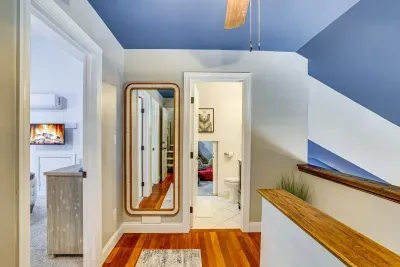 Pocono Pines vacation rental near Lake Naomi with bright second floor hallway and natural light