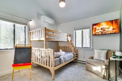 Pocono Pines vacation rental near Lake Naomi with bunk bedroom perfect for kids and families