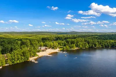 Sparkling water and
endless green set the scene
for days of adventure.