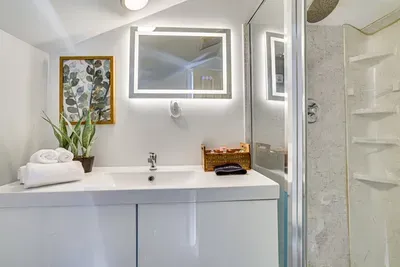 🚿 Modern ensuite bathroom with walk-in shower, clean finishes, and hotel-style comfort.