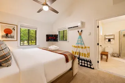 A playful teepee and
private bathroom add
family-friendly charm.