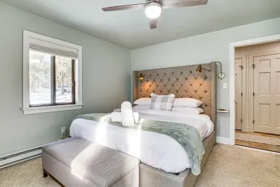 🛌 Private ground floor king bedroom with ensuite bathroom — ideal for couples seeking extra privacy.
