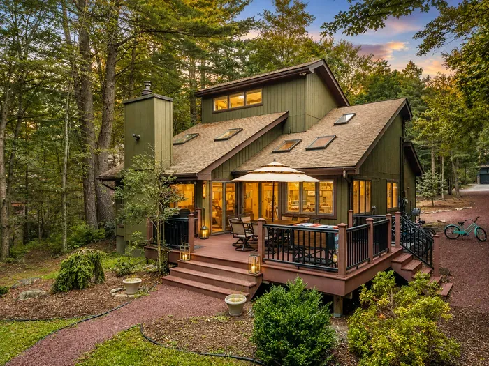 A private woodland retreat
with a sunny deck made
for slow, easy days.