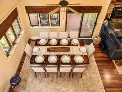 Dining, deck, and living
spaces flow together so
everyone stays connected.