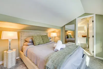 Pocono Pines vacation rental near Lake Naomi with third floor queen bedroom and wooded views