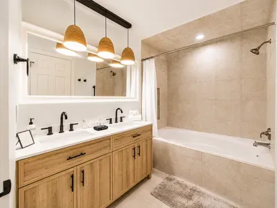 A double vanity, deep tub,
and separate shower keep
mornings unhurried.