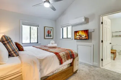 Pocono Pines vacation rental near Lake Naomi with second floor king ensuite bedroom