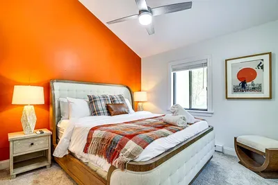 🛏️ Private king suite with ensuite bathroom for total comfort.