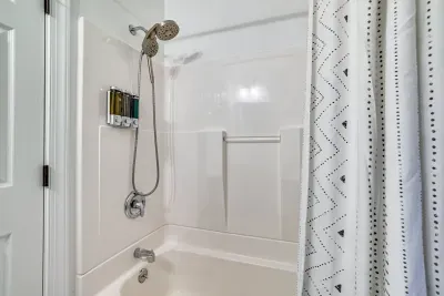 Pocono Pines vacation rental near Lake Naomi with full bathtub bathroom on second floor