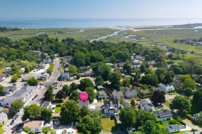 Conveniently located in Sandwich Village, within close distance of numerous museums and a variety of fun activities.