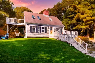 Charming wooded Cape with wraparound deck, hammock & sunny lawn