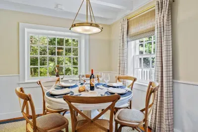 Dining area seating 6