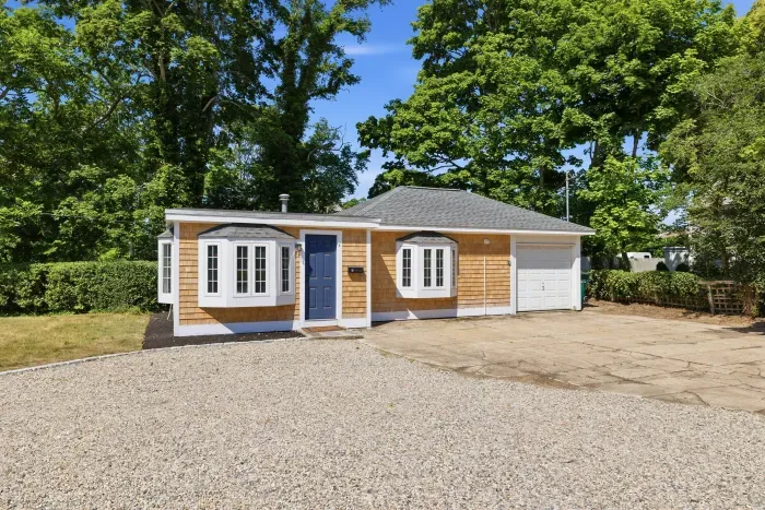 Charming cottage with large driveway, Two parking spots available