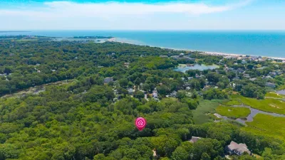 Private wooded retreat near the beach with beautiful coastal views