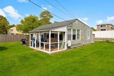 Here's another nice view of the outdoor unit, giving you a better sense of the space.