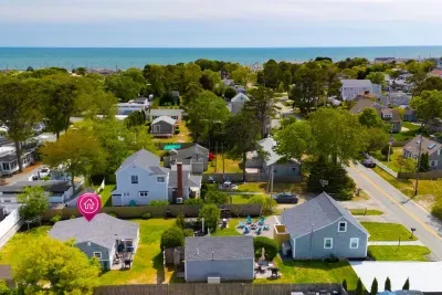Glendon Midship Cottage is tucked away at the back of the property. Please park on the white stone driveway. To reach your cottage, simply walk past the middle cottage on your left.