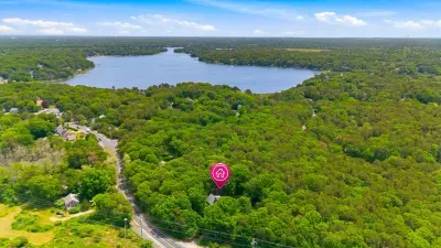 Private wooded retreat near the lake with peaceful scenic surroundings