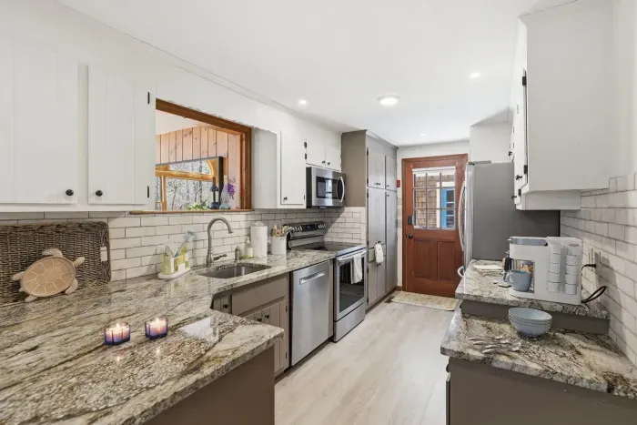 Mornings made beautiful. Brew your favorite blend at the dedicated coffee bar and enjoy the sleek, sun-drenched glow of polished granite and professional stainless steel.