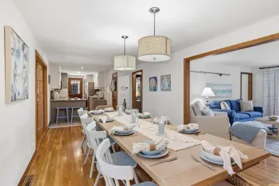 Bright open dining to kitchen & lounge, seats 10—great for groups