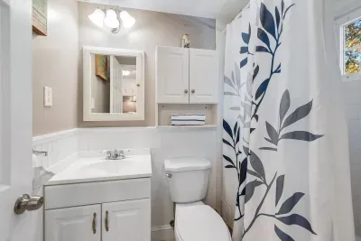 Full bathroom, unit B