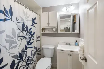 Full bathroom, unit B