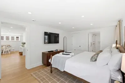 Bright, spacious bedroom with en suite bath and wall-mounted TV