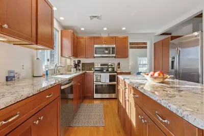 Fully loaded modern kitchen! All the appliances are here, plus a big kitchen island and a breakfast bar for extra space.