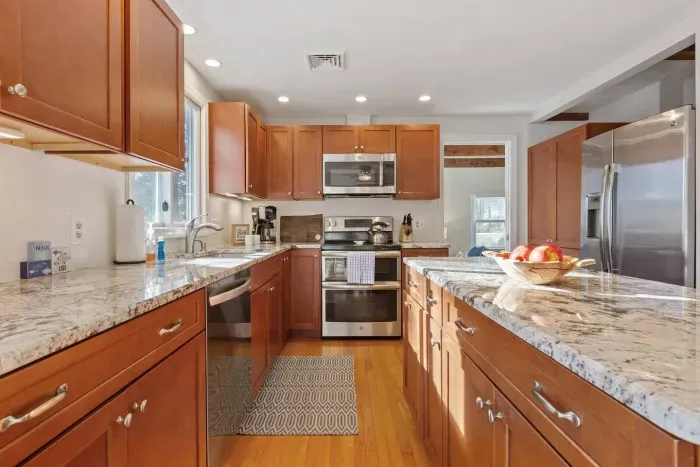 Fully loaded modern kitchen! All the appliances are here, plus a big kitchen island and a breakfast bar for extra space.