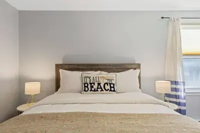 Main bedroom comfort! Sink into the cozy king-size bed. All the fresh linens are provided for your best rest and relaxation.