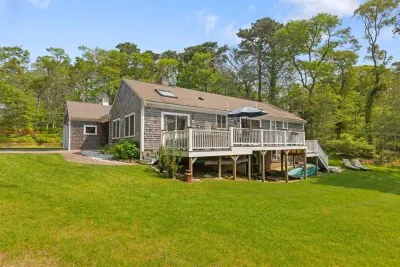 Beautiful backyard view! Kayak is free to use.