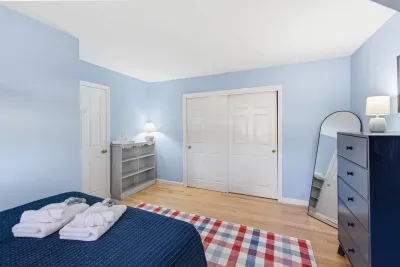 We know that hosting large groups requires versatile sleeping arrangements. This room offers the perfect blend of comfort and fun, featuring a large dresser for all their gear and a full-length mirror for getting ready for family dinners.