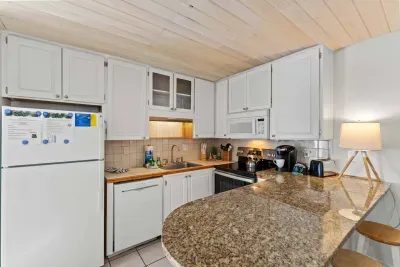 Full kitchen, unit B