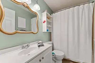 Full bathroom, unit A