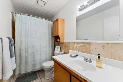 Full bathroom, Unit B