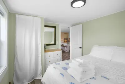 Queen size bedroom with a dedicated space for storing your belongings