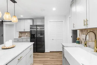 Full sized fridge in kitchenette