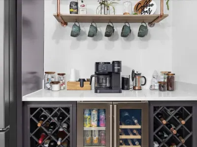 Start your mornings off right with a fresh brewed coffee from 1 of our 2 fully stocked coffee stations!