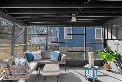 Additional screened in porch photo.