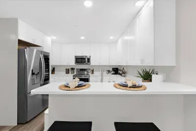 Enjoy your morning coffee or juice at the kitchen breakfast bar.