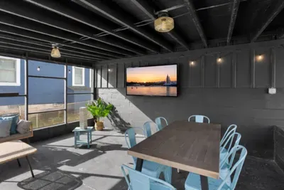Enjoy local blue crabs outside or a fun game of Jenga in the screened in porch!