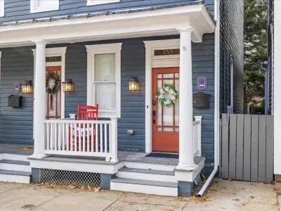 Additional front of house photo.