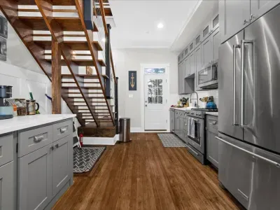 Additional kitchen photo #3.